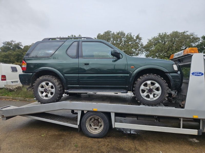 4x4 vert hors d'usage sur le plateau de la dépanneuse Domicar